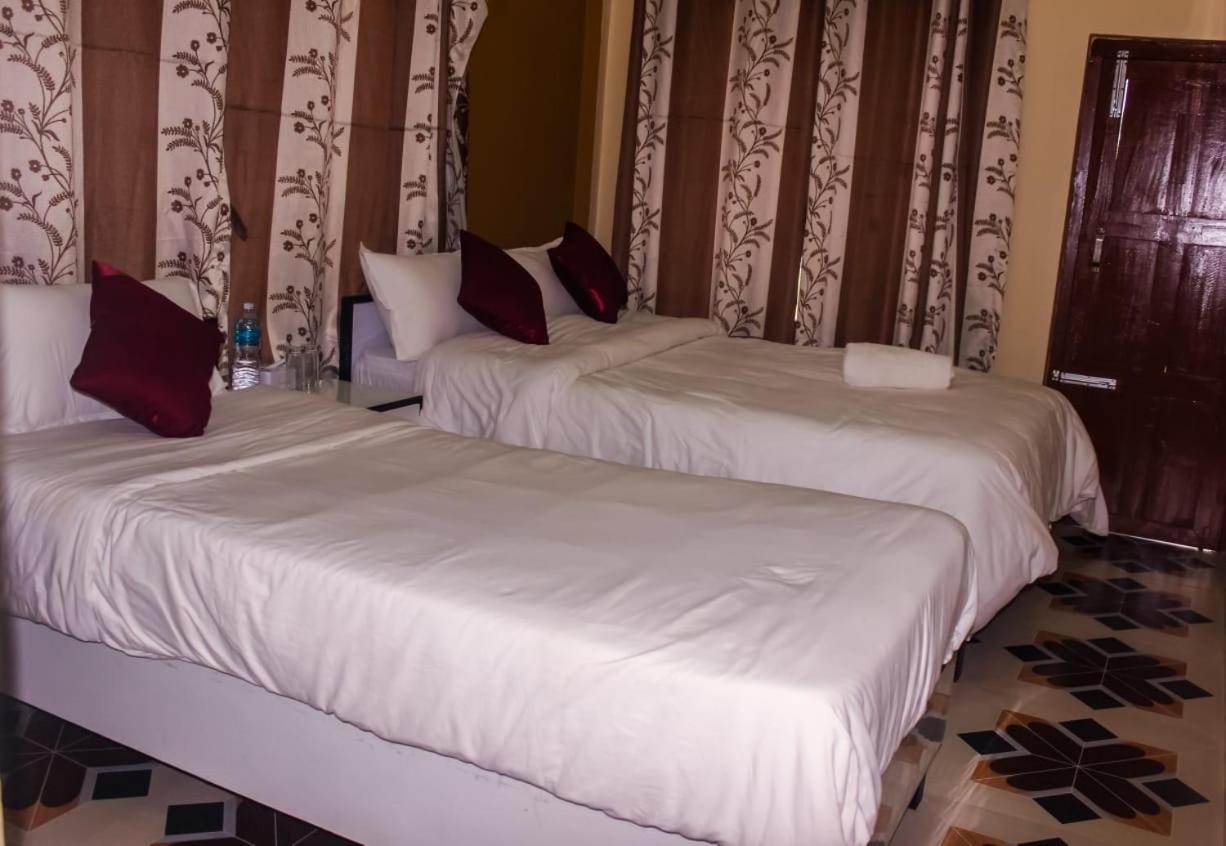 Hotel Flycatcher Chitwan- A Jungle Safari Home Sauraha Εξωτερικό φωτογραφία