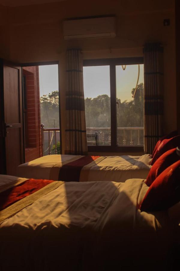 Hotel Flycatcher Chitwan- A Jungle Safari Home Sauraha Εξωτερικό φωτογραφία