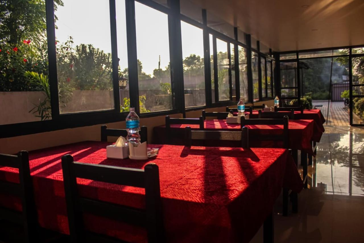 Hotel Flycatcher Chitwan- A Jungle Safari Home Sauraha Εξωτερικό φωτογραφία