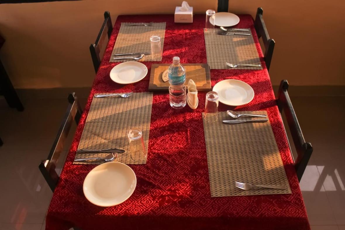 Hotel Flycatcher Chitwan- A Jungle Safari Home Sauraha Εξωτερικό φωτογραφία