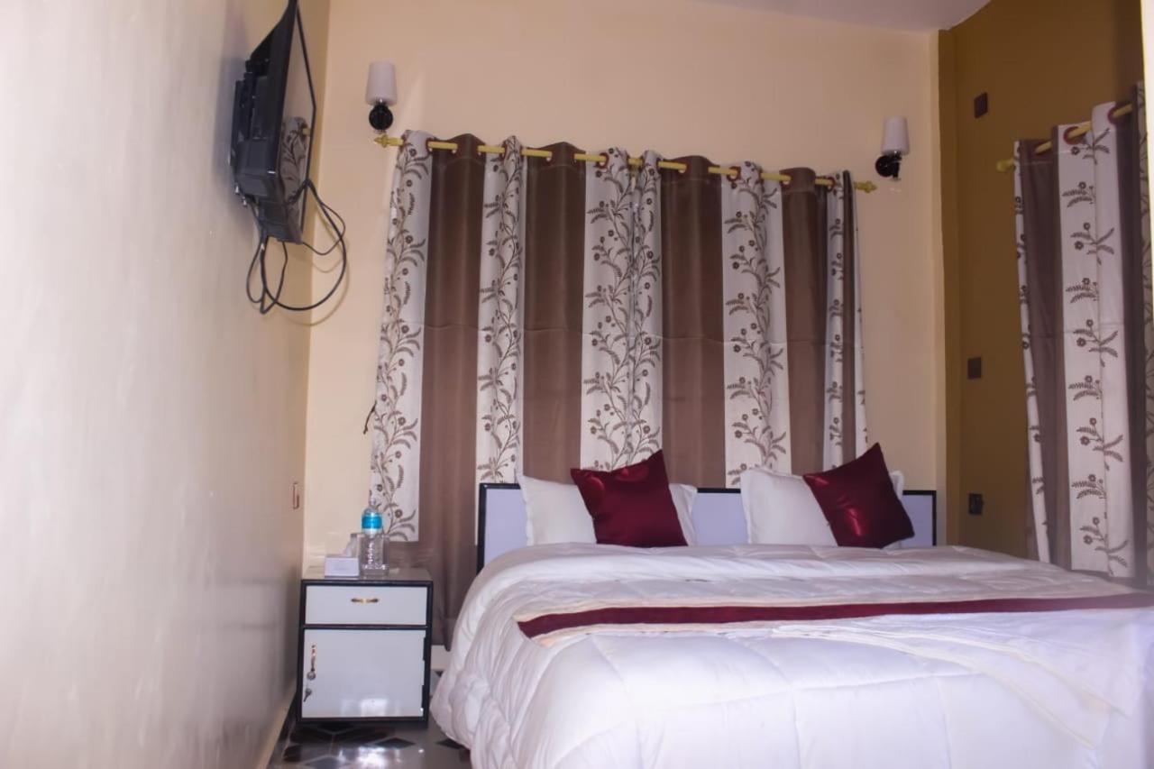 Hotel Flycatcher Chitwan- A Jungle Safari Home Sauraha Εξωτερικό φωτογραφία