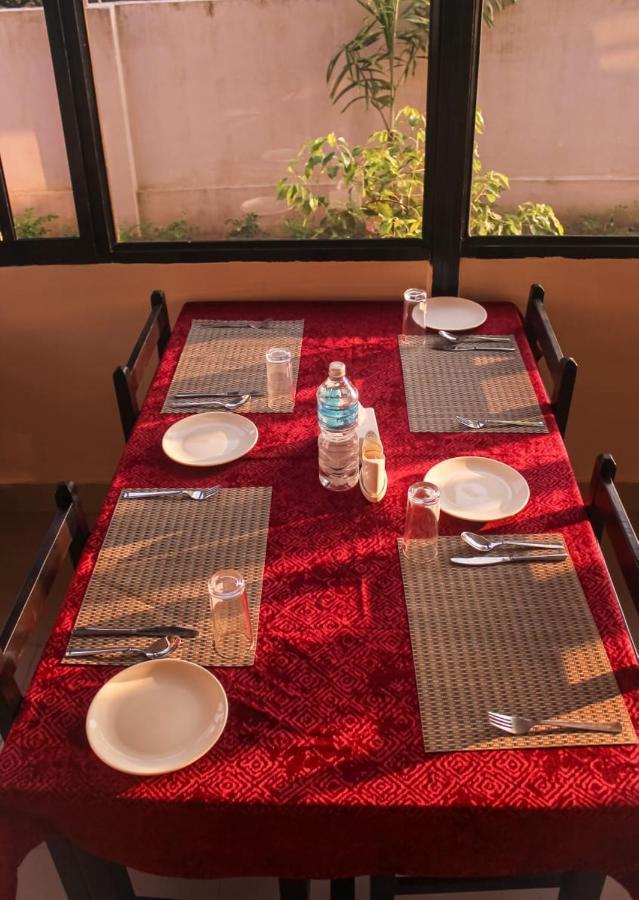 Hotel Flycatcher Chitwan- A Jungle Safari Home Sauraha Εξωτερικό φωτογραφία