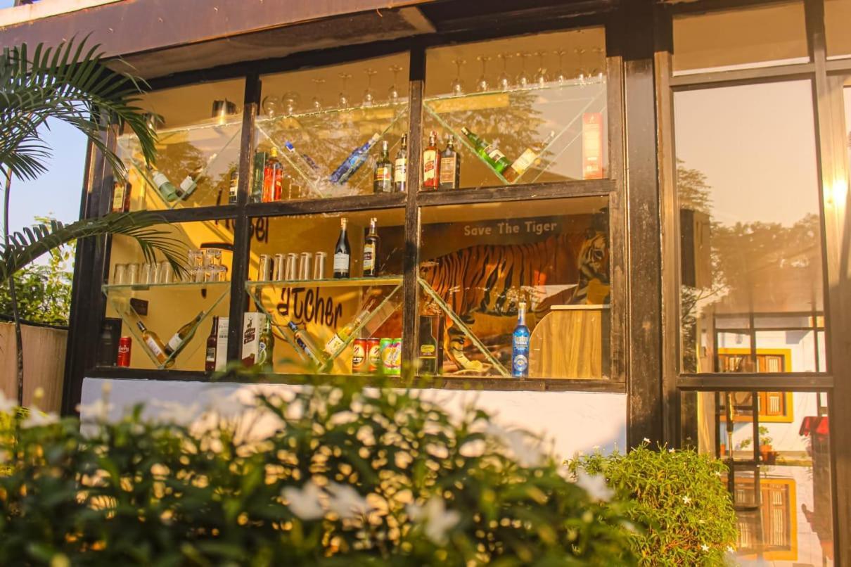 Hotel Flycatcher Chitwan- A Jungle Safari Home Sauraha Εξωτερικό φωτογραφία