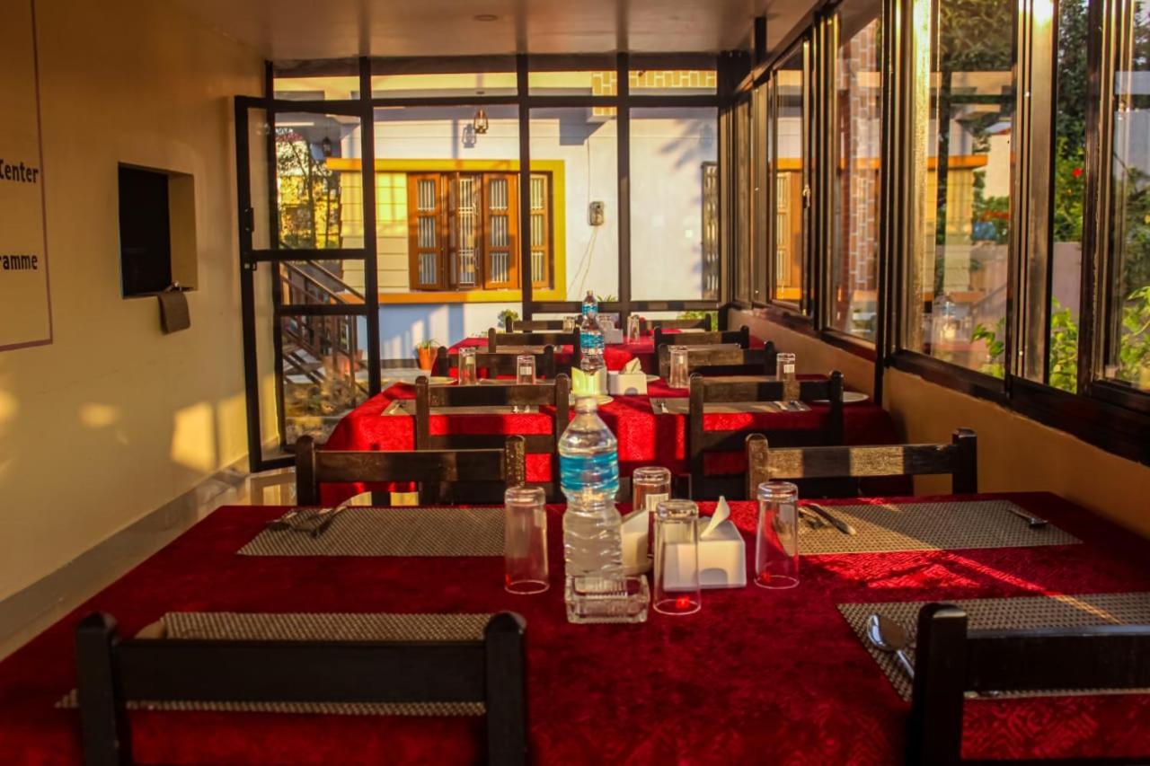 Hotel Flycatcher Chitwan- A Jungle Safari Home Sauraha Εξωτερικό φωτογραφία