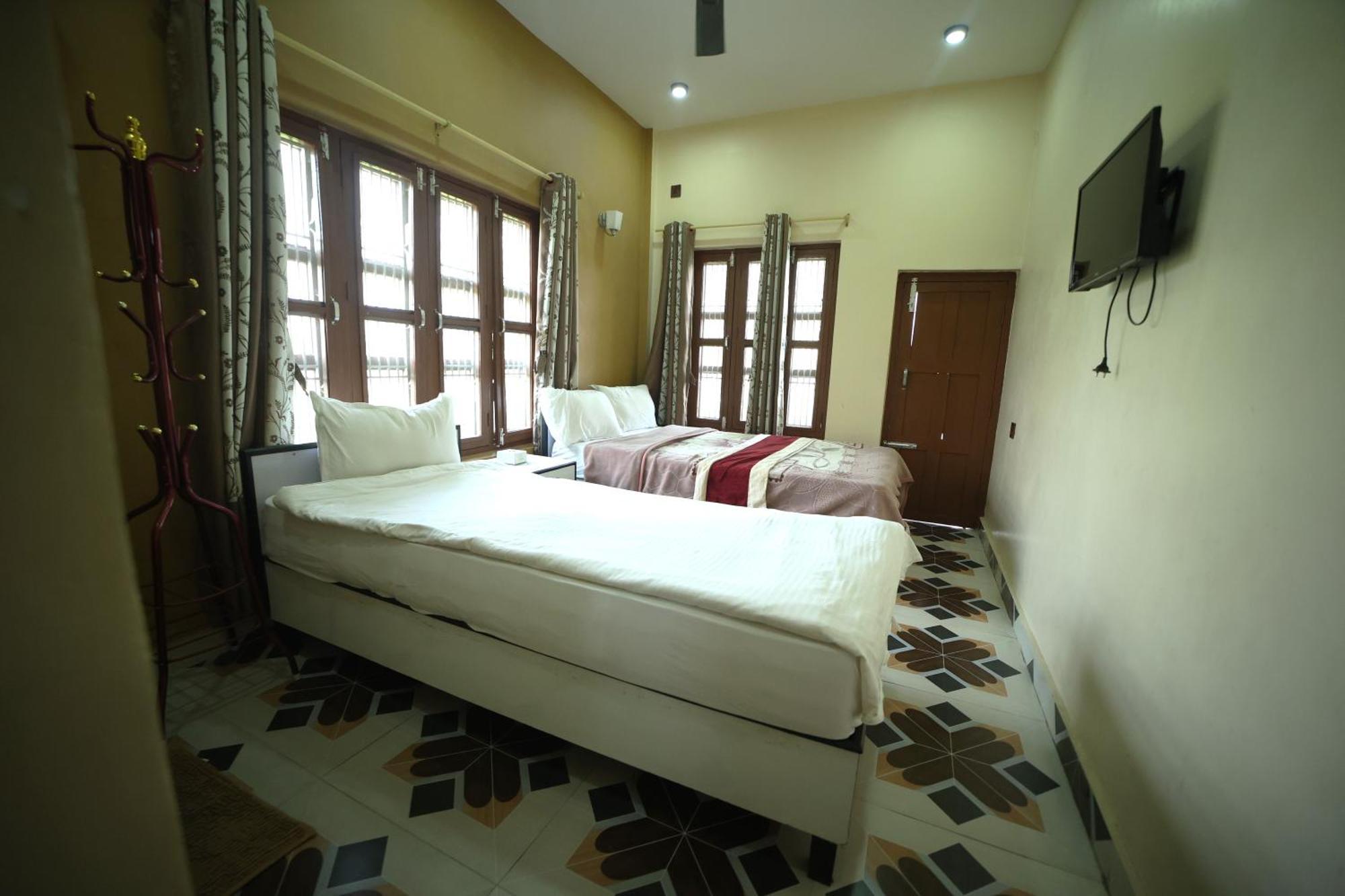 Hotel Flycatcher Chitwan- A Jungle Safari Home Sauraha Εξωτερικό φωτογραφία