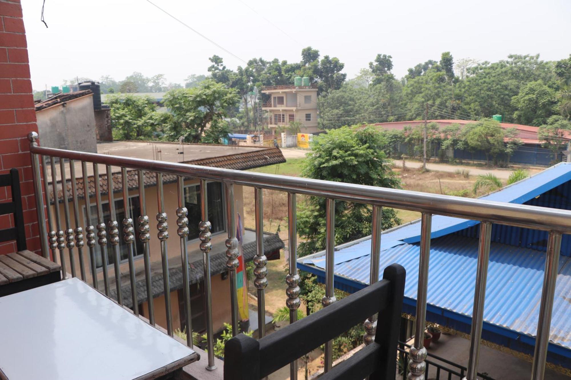 Hotel Flycatcher Chitwan- A Jungle Safari Home Sauraha Εξωτερικό φωτογραφία