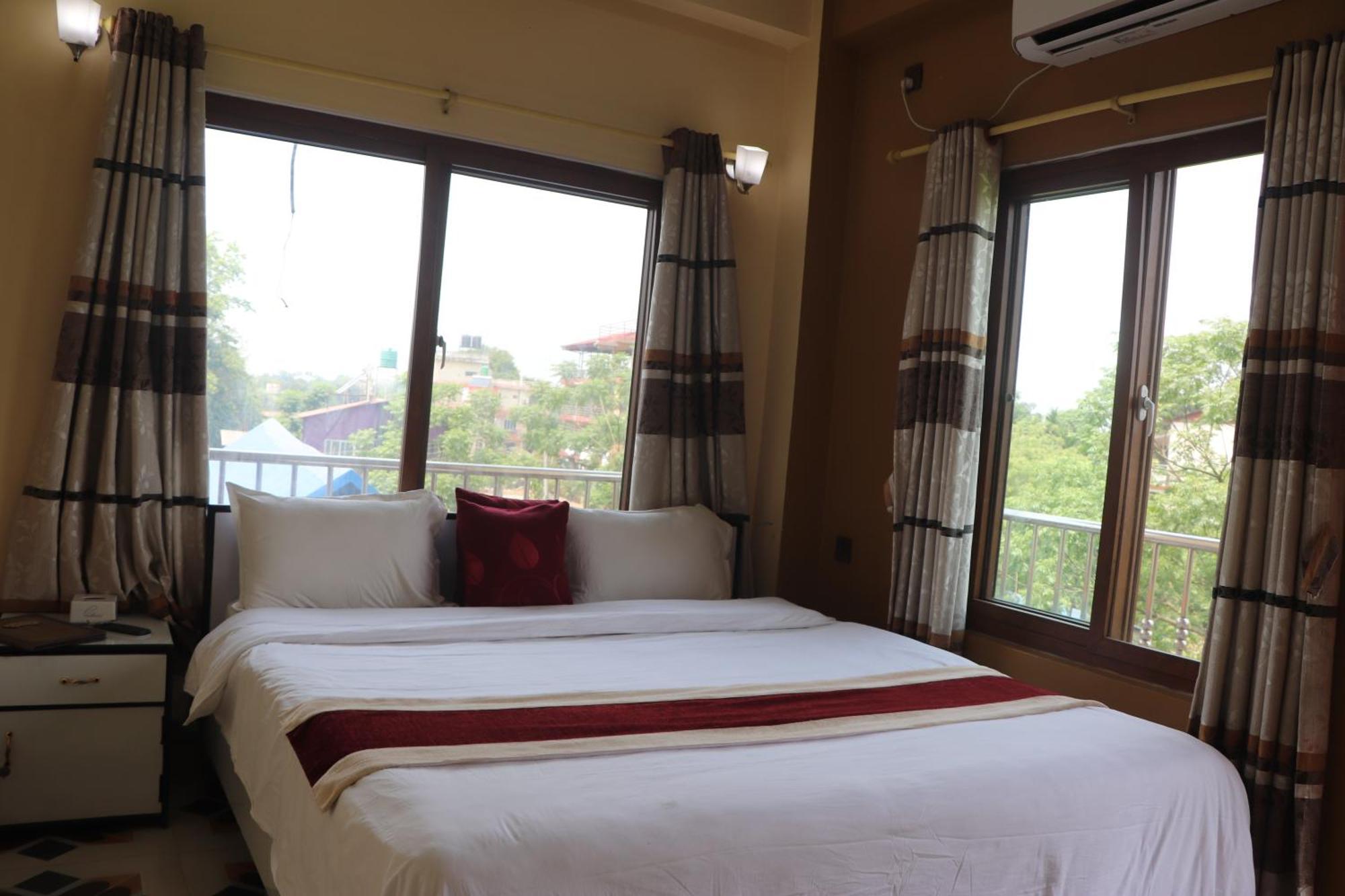 Hotel Flycatcher Chitwan- A Jungle Safari Home Sauraha Εξωτερικό φωτογραφία