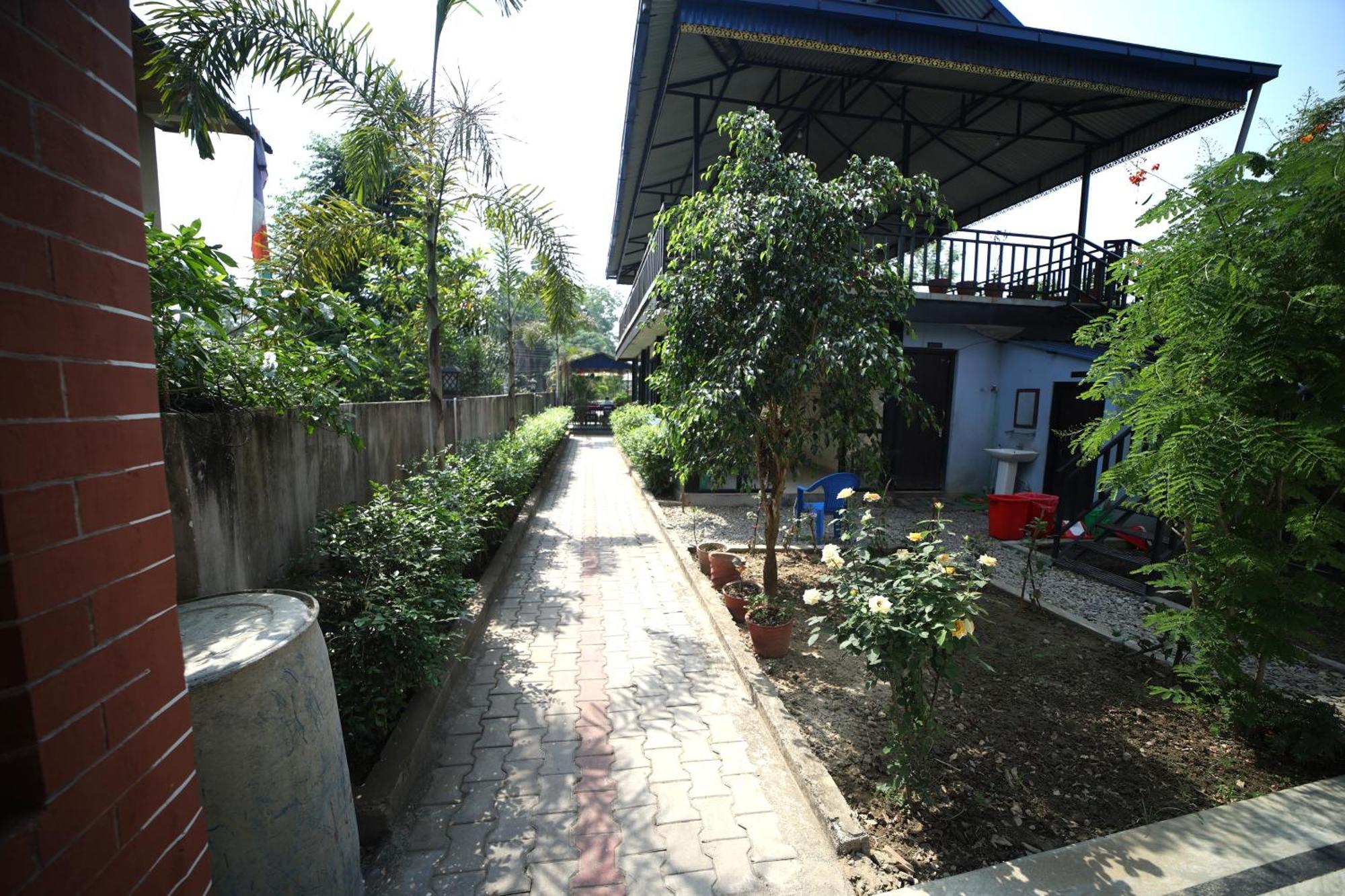 Hotel Flycatcher Chitwan- A Jungle Safari Home Sauraha Εξωτερικό φωτογραφία