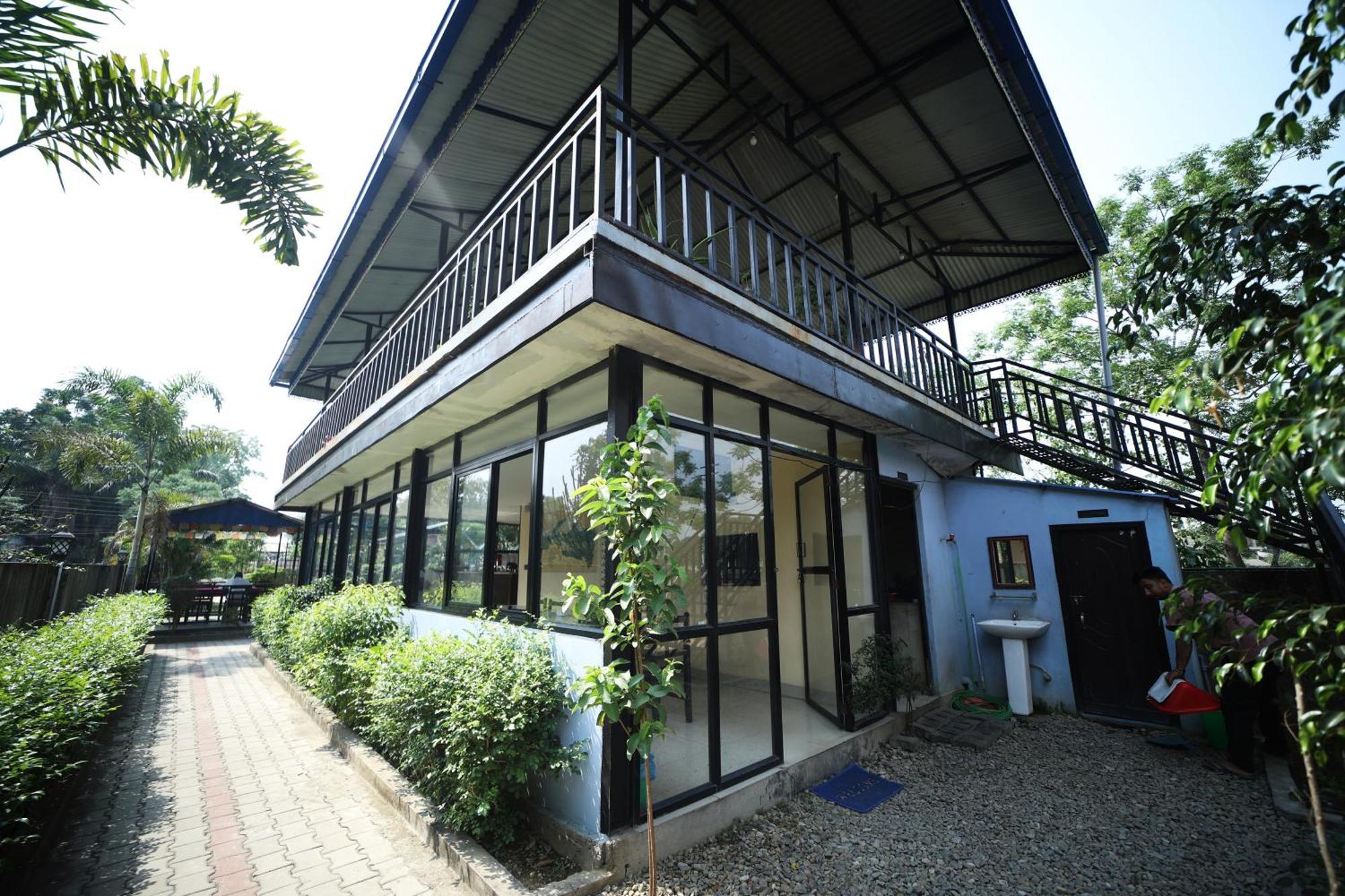 Hotel Flycatcher Chitwan- A Jungle Safari Home Sauraha Εξωτερικό φωτογραφία