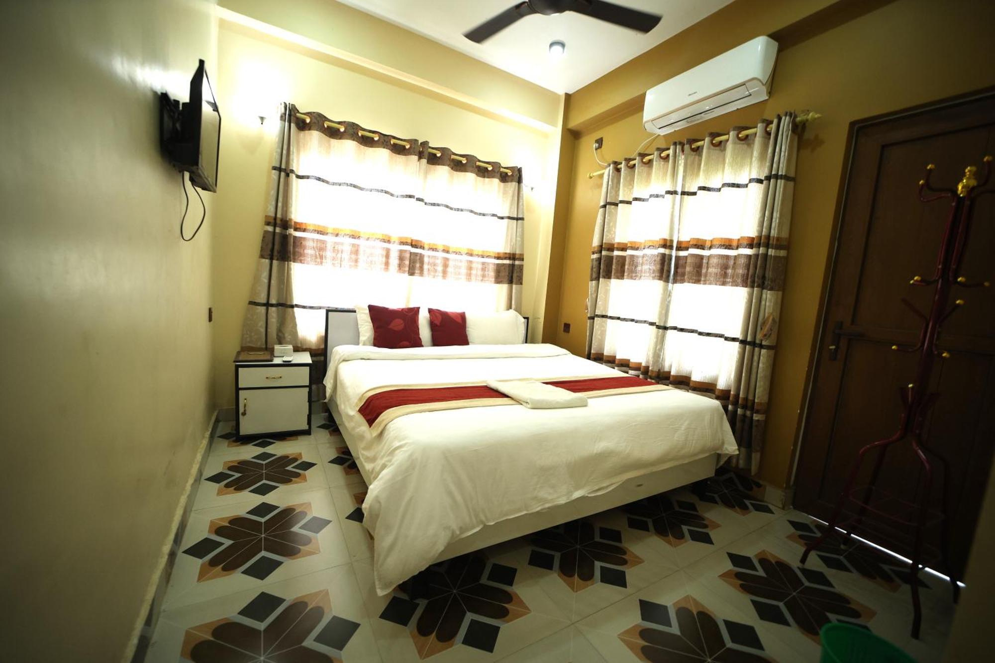 Hotel Flycatcher Chitwan- A Jungle Safari Home Sauraha Εξωτερικό φωτογραφία
