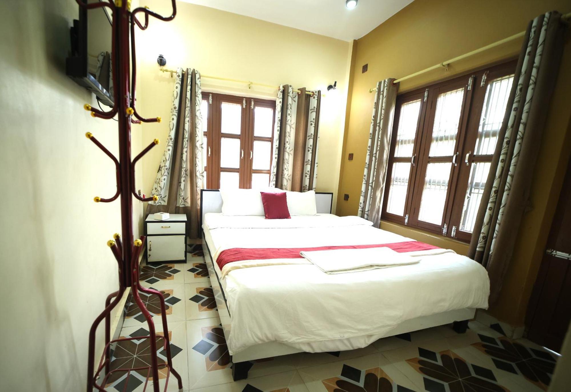 Hotel Flycatcher Chitwan- A Jungle Safari Home Sauraha Εξωτερικό φωτογραφία