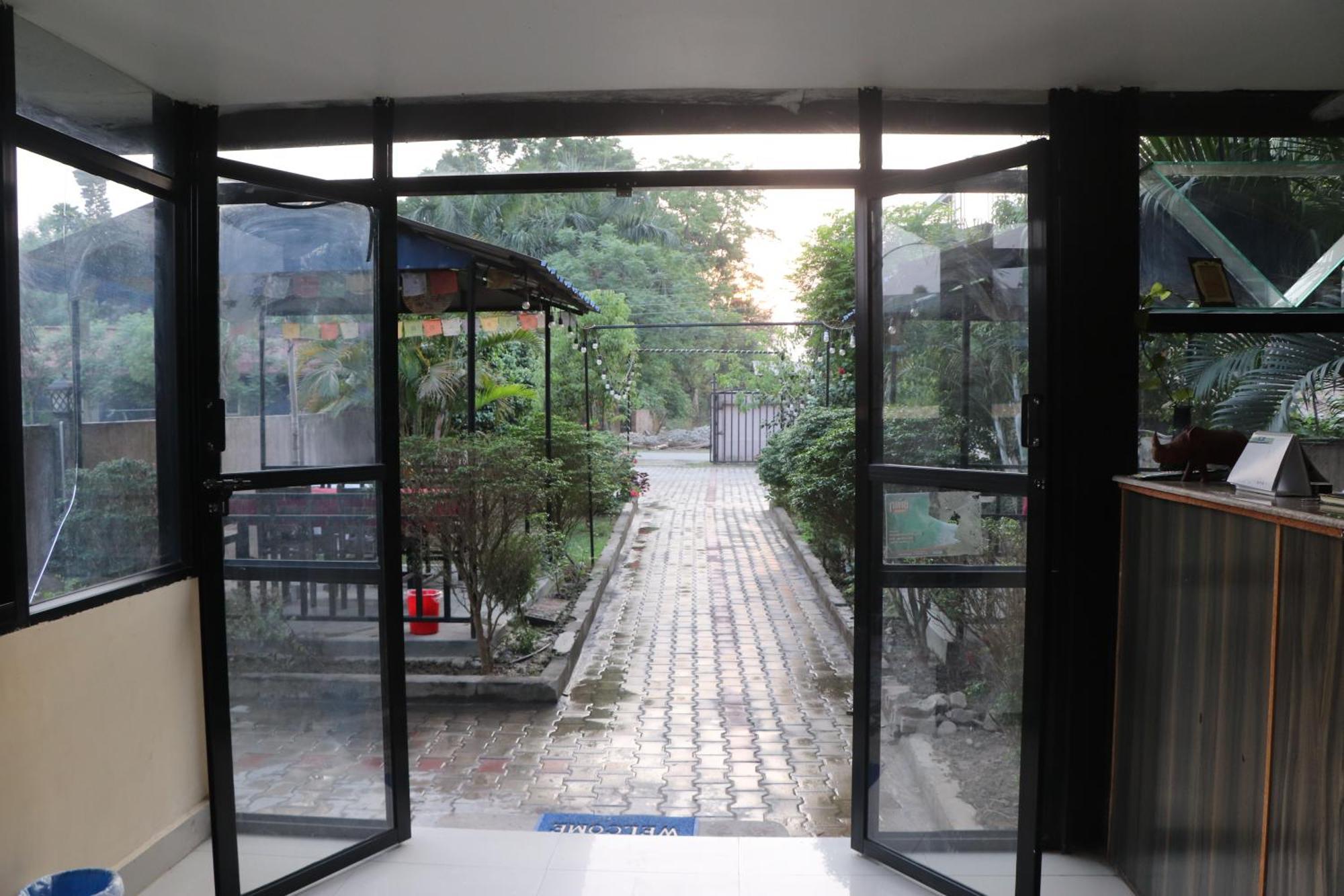 Hotel Flycatcher Chitwan- A Jungle Safari Home Sauraha Εξωτερικό φωτογραφία