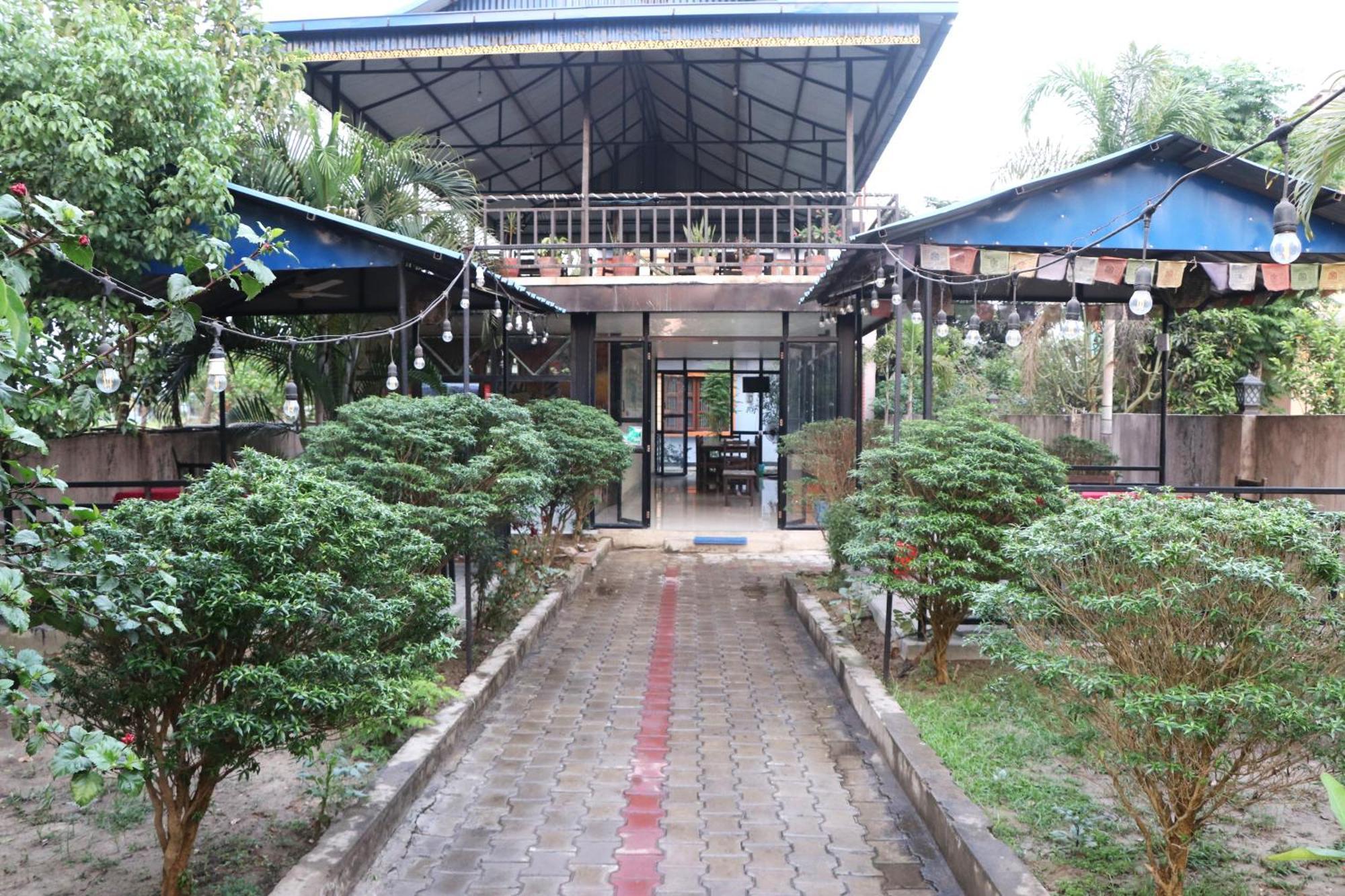Hotel Flycatcher Chitwan- A Jungle Safari Home Sauraha Εξωτερικό φωτογραφία