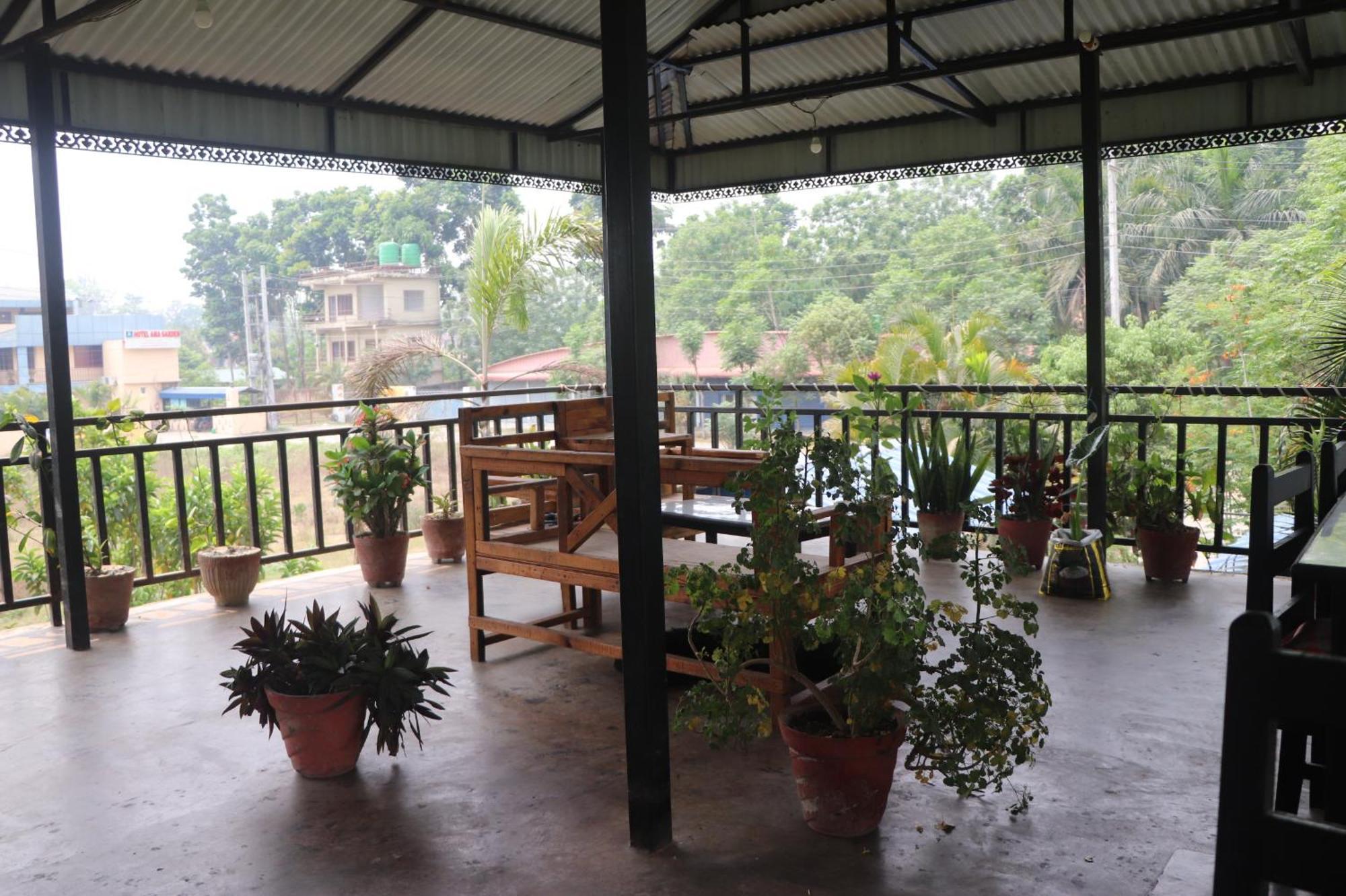 Hotel Flycatcher Chitwan- A Jungle Safari Home Sauraha Εξωτερικό φωτογραφία