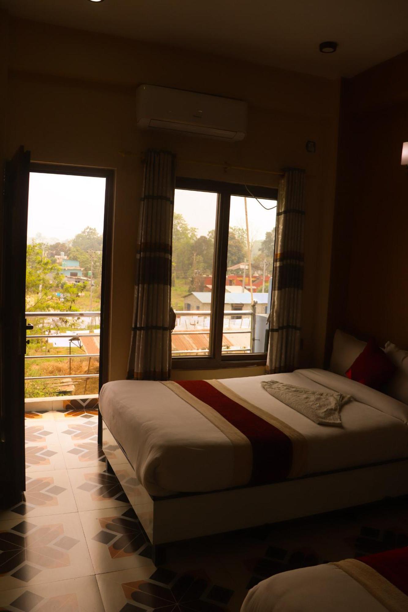 Hotel Flycatcher Chitwan- A Jungle Safari Home Sauraha Εξωτερικό φωτογραφία