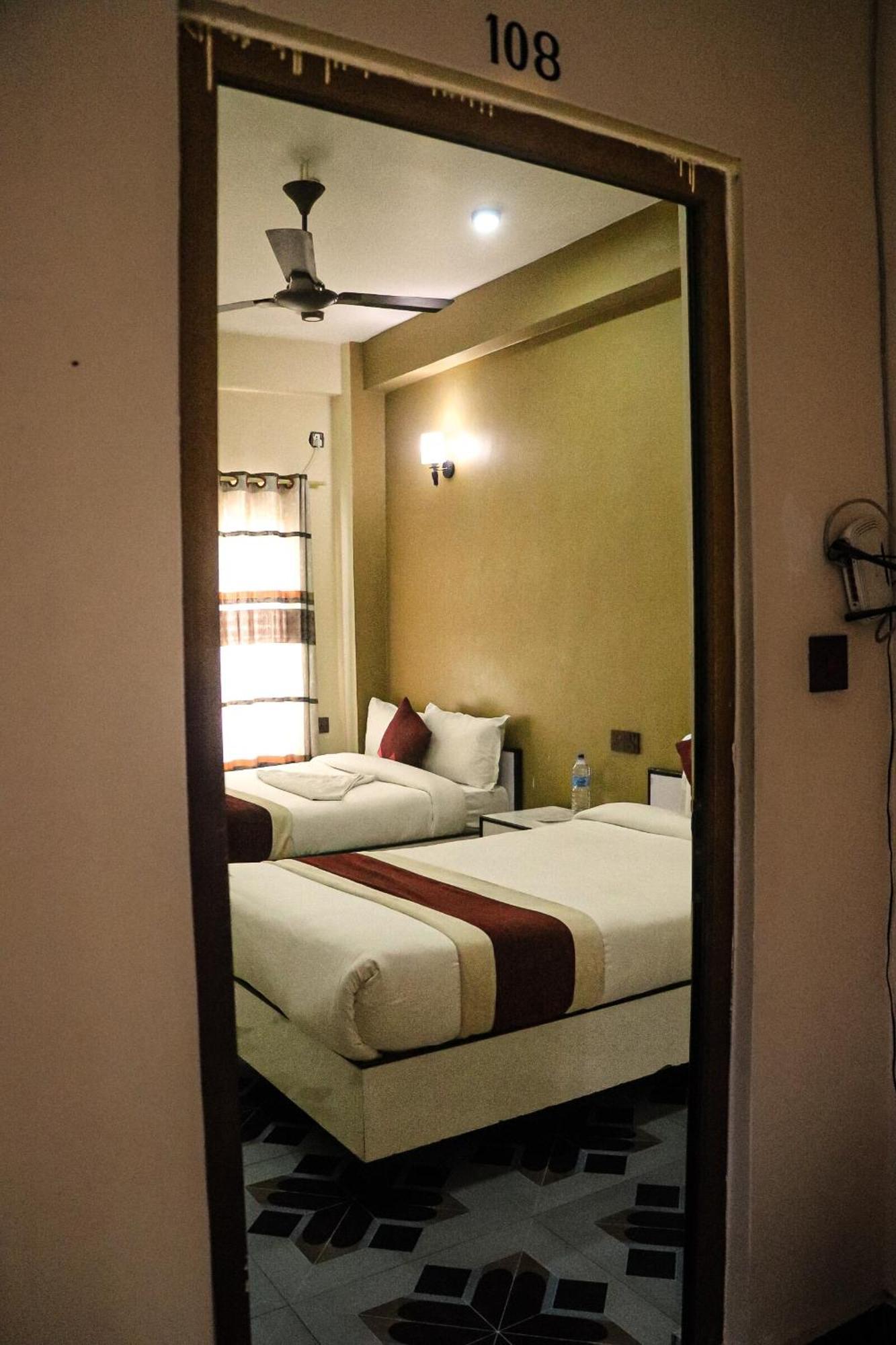 Hotel Flycatcher Chitwan- A Jungle Safari Home Sauraha Εξωτερικό φωτογραφία
